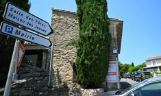 Un panneau indique la direction de la salle des fêtes de Goult, dans le département du Vaucluse, le site d'une fusillade mortelle lors d'une fête de mariage, le 22 juin 2025 ( AFP / Gabriel BOUYS )