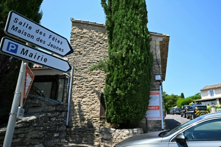 Un panneau indique la direction de la salle des fêtes à Goult, dans le Vaucluse, où deux personnes sont mortes et trois autres gravement blessées après des tirs lors d'un mariage, le 22 juin 2025 ( AFP / Gabriel BOUYS )