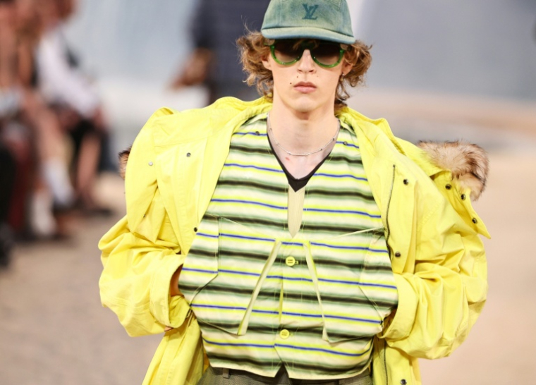 Un mannequin présente une création Louis Vuitton lors du défilé de la collection Homme printemps-été 2027, dans le cadre de la Fashion Week de Paris, le 23 juin 2026 ( AFP / SIMON WOHLFAHRT )