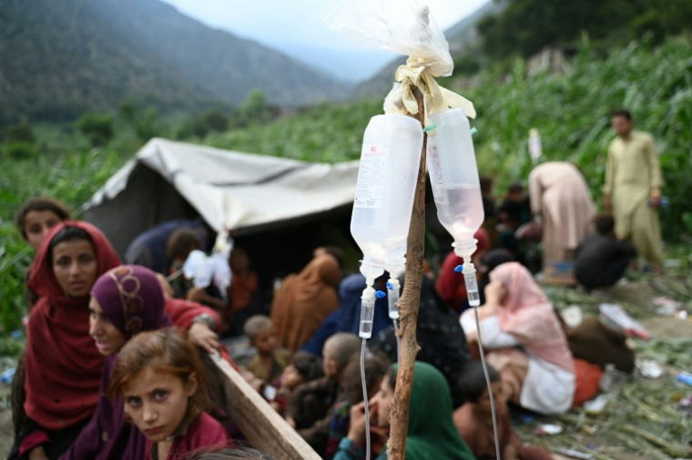 Des femmes et des filles afghanes blessées sont réfugiées dans un champ après des tremblements de terre dans le village de Mazar Dara de Nurgal, un district de la province de Kunar, dans l'est de l'Afghanistan, le 1er septembre 2025 ( AFP / Wakil Kohsar )