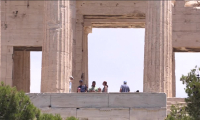 Les touristes luttent contre la chaleur à Athènes