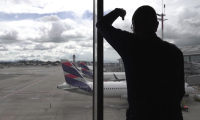 Des passagers bloqués à l'aéroport de Bogota alors que le Venezuela suspend ses vols