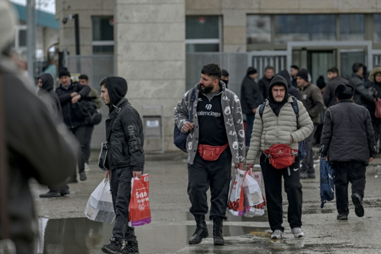 Des Iraniens arrivent en Turquie à travers le point de passage de Razi-Kapiköy, le 1er février 2026 ( AFP / Ozan KOSE )