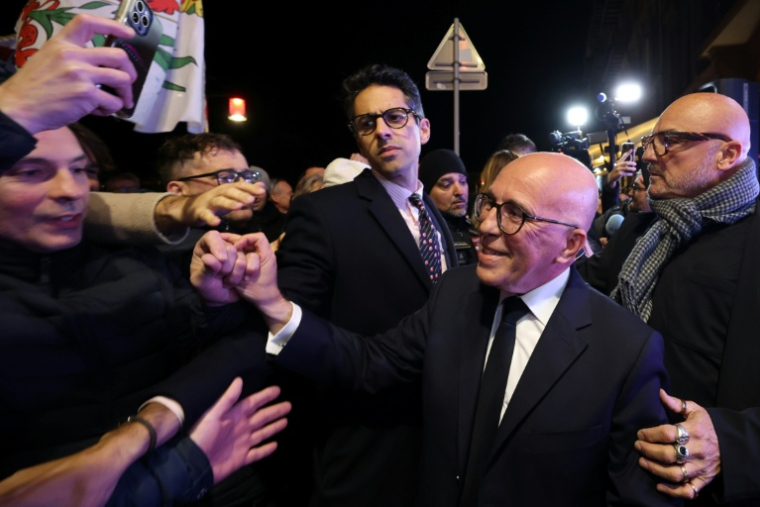 Éric Ciotti, président du groupe parlementaire UDR et candidat à la mairie de Nice pour l'Union de la droite et le Rassemblement national (RN), salue des partisans à son arrivée au QG de campagne à l'issue du 2e tour des municipales à Nice, le 22 mars 2026 dans les Alpes-Maritimes ( AFP / Valery HACHE )