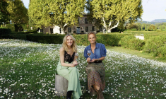 Kylie Minogue signe son premier rosé de Provence. crédit photo : Darenote Ltd & Christian Vermaak