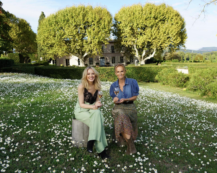 Kylie Minogue signe son premier rosé de Provence. crédit photo : Darenote Ltd & Christian Vermaak