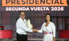 Les candidats à la présidentielle péruvienne, Keiko Fujimori et Roberto Sanchez, se serrent la main lors d'un débat organisé à Lima le 31 mai 2026, avant le second tour du scrutin du 7 juin ( AFP / ERNESTO BENAVIDES )