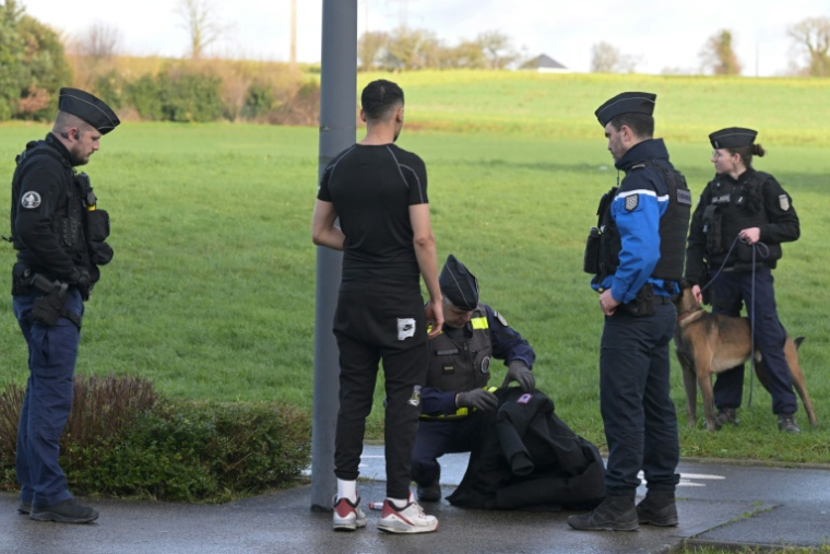 Des gendarmes lors d'une opération antidrogue à Vezin-Le-Coquet, près de Rennes, le 22 janvier 2026   ( AFP / Damien MEYER )