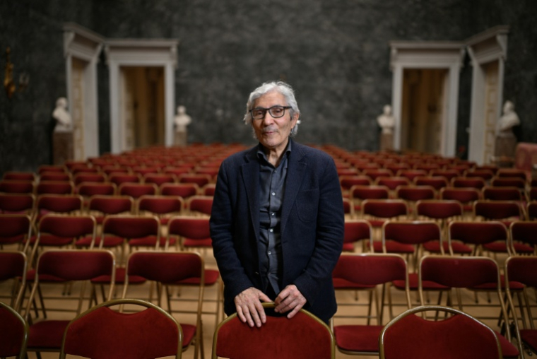 L'écrivain franco-algérien Boualem Sansal pose avant une interview au Palais des Académies à Bruxelles, le 24 avril 2026 ( AFP / JOHN THYS )
