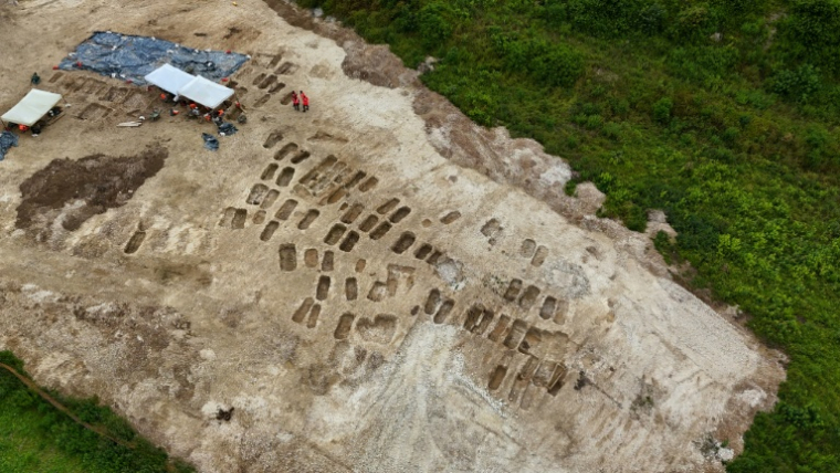 Vue aérienne d'un chantier de fouilles dans le cadre du futur canal Seine-Nord Europe, où des tombes mérovingiennes ont été découvertes, le 2 juin 2026 à Etricourt-Manancourt, dans la Somme  ( AFP / Pierre BEAUVILLAIN )