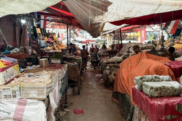 Des vendeurs et des clients yéménites sur un marché local de Taëz, ville du sud-ouest du Yémen, le 8 octobre 2026 ( AFP / - )