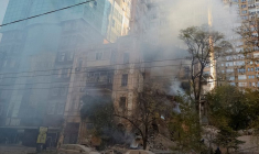 Un immeuble résidentiel détruit par une frappe de drone russe à Kyiv, en Ukraine