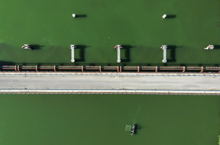 Vue aérienne d'une barrière contre l'intrusion saline vers l'intérieur des terres dans le delta du Pô, près de Scardovari, dans le nord-est de l'Italie, le 25 juin 2026 ( AFP / Stefano RELLANDINI )