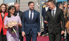 Le vice-président américain JD Vance (c) et sa femme, Usha Vance, accueillis par le ministre hongrois des Affaires étrangères, Peter Szijjarto, le 7 avril 2026 à Budapest, en Hongrie ( POOL / Jonathan Ernst )