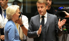 Le président français Emmanuel Macron et la présidente de la Commission européenne, le 15 octobre 2026 à Bruxelles ( AFP / Ludovic MARIN )