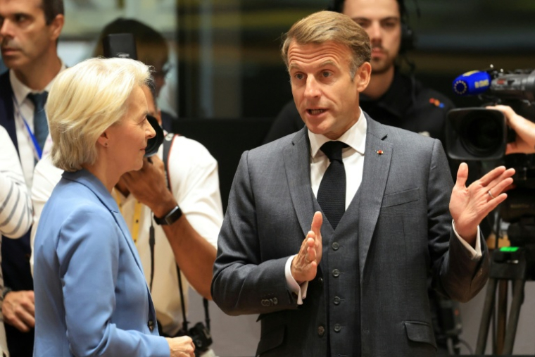 Le président français Emmanuel Macron et la présidente de la Commission européenne, le 15 octobre 2026 à Bruxelles ( AFP / Ludovic MARIN )