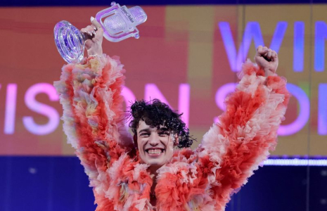 L'artiste suisse Nemo brandit le trophée de l'Eurovision après sa victoire lors de la grande finale de l'édition 2024 du concours, à Malmo