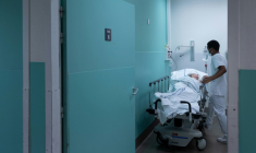 Grand âge : l'hôpital contraint de se réinventer face au défi du vieillissement ( AFP / JOEL SAGET )
