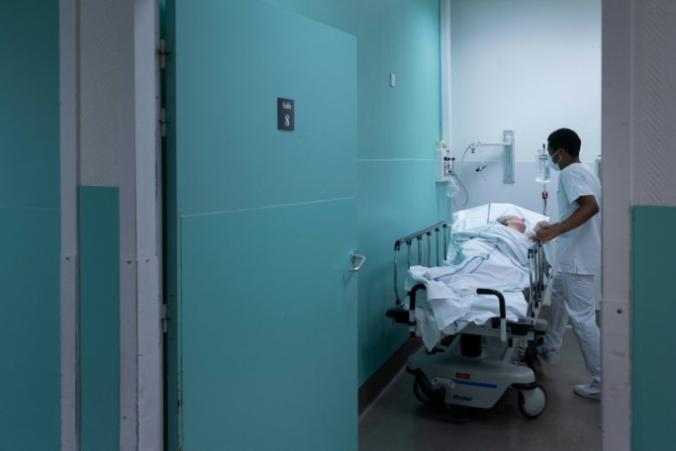 Grand âge : l'hôpital contraint de se réinventer face au défi du vieillissement ( AFP / JOEL SAGET )