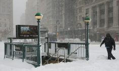 Un piéton dans le quartier enneigé de Brooklyn à New York, le 23 février 2026 ( AFP / ANGELA WEISS )