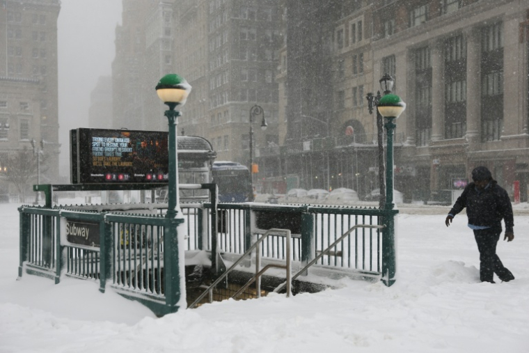 Un piéton dans le quartier enneigé de Brooklyn à New York, le 23 février 2026 ( AFP / ANGELA WEISS )