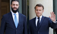 Emmanuel Macron (d) et le président syrien par intérim, Ahmad al-Chareh, au palais de l'Elysée, à Paris, le 7 mai 2025 ( AFP / Ludovic MARIN )