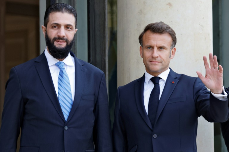 Emmanuel Macron (d) et le président syrien par intérim, Ahmad al-Chareh, au palais de l'Elysée, à Paris, le 7 mai 2025 ( AFP / Ludovic MARIN )
