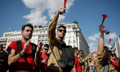 Les pompiers saisonniers grecs manifestent à Athènes pour réclamer des emplois permanents