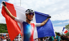 Pauline Ferrand-Prévot célèbre sa médaille d'or