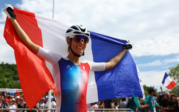 Pauline Ferrand-Prévot célèbre sa médaille d'or