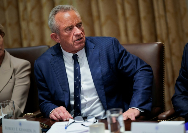 Le ministre américain de la Santé, Robert F. Kennedy Jr., prend la parole dans la salle du cabinet de la Maison Blanche, à Washington, le 26 août 2025 ( GETTY IMAGES NORTH AMERICA / CHIP SOMODEVILLA )