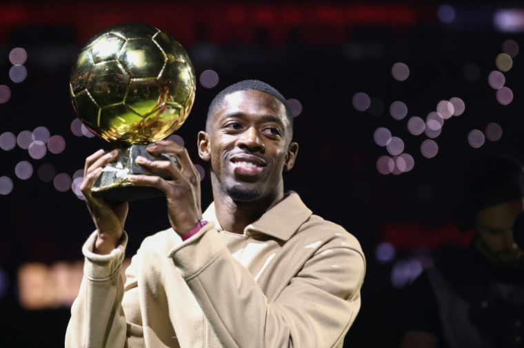 L'attaquant n°10 du Paris Saint-Germain Ousmane Dembélé et son trophée du Ballon d'Or lors d'une cérémonie après le match de football de L1 entre le Paris Saint-Germain (PSG) et Auxerre au stade du Parc des Princes à Paris, le 27 septembre 2025 ( POOL / FRANCK FIFE )