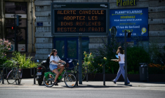 Un panneau d'information "Alerte canicule : adoptez les bons gestes et restez au frais" dans une rue de Lyon, le 18 juin 2026, lors d'une vague de chaleur en France ( AFP / OLIVIER CHASSIGNOLE )