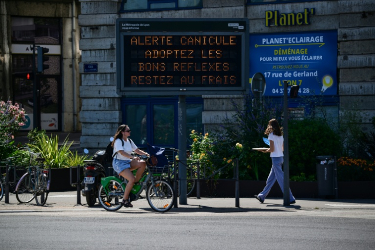 Un panneau d'information "Alerte canicule : adoptez les bons gestes et restez au frais" dans une rue de Lyon, le 18 juin 2026, lors d'une vague de chaleur en France ( AFP / OLIVIER CHASSIGNOLE )