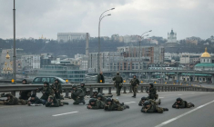 KIEV, BOMBARDÉE, SE PRÉPARE À UN ASSAUT RUSSE