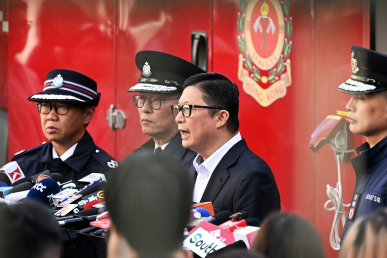 Le ministre de la Sécurité de Hong Kong, Chris Tang, s'adresse aux médias après l'incendie qui a ravagé le complexe résidentiel Wang Fuk Court, le 28 novembre 2025 à Hong Kong ( AFP / Peter PARKS )