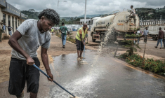 Des bénévoles nettoient les rues en prévision de l'arrivée attendue du Premier ministre Abiy Ahmed dans sa ville natale, Beshasha, en Ethiopie, le 28 mai 2026 ( AFP / Marco Simoncelli )