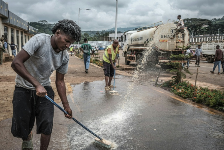 Des bénévoles nettoient les rues en prévision de l'arrivée attendue du Premier ministre Abiy Ahmed dans sa ville natale, Beshasha, en Ethiopie, le 28 mai 2026 ( AFP / Marco Simoncelli )