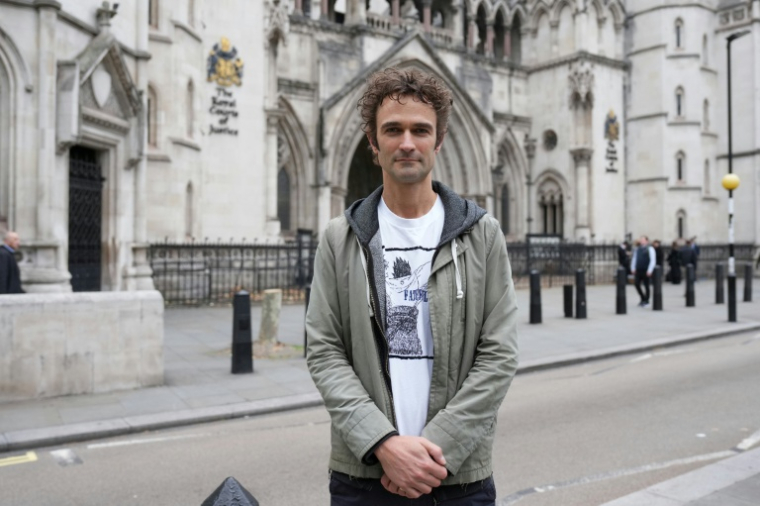 Adam Kamenetzky, l'un des plaignants, devant la Haute Cour à Londres, à l'ouverture du procès de cinq géants de l'automobile impliqués dans le scandale des voitures diesel truquées, le 13 octobre 2025 ( AFP / CARLOS JASSO )