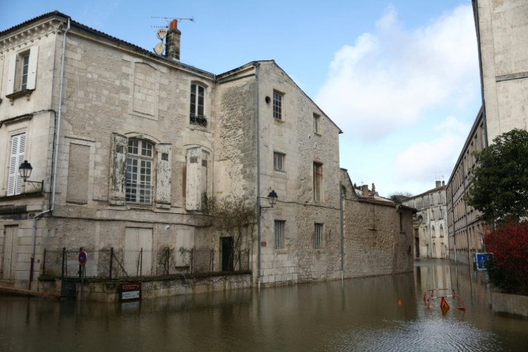 Une rue inondée par les crues, le 21 février 2026 à Saintes, en Charente-Maritime ( AFP / ROMAIN PERROCHEAU )