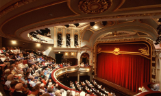 De nombreuses astuces existent pour dénicher des places de spectacle à petit prix. ( crédit photo : Getty Images )