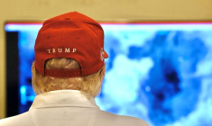 Le président américain Donald Trump observe le lancement de frappes militaires contre les Houthis du Yémen