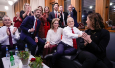 le Premier ministre travailliste Jonas Gahr Støre (2e d) lors de la veillée nocturne dans l'attente du résultat des législatives, à la Maison du peuple à Oslo, le 8 septembre 2025 en Norvège ( NTB / Javad Parsa )