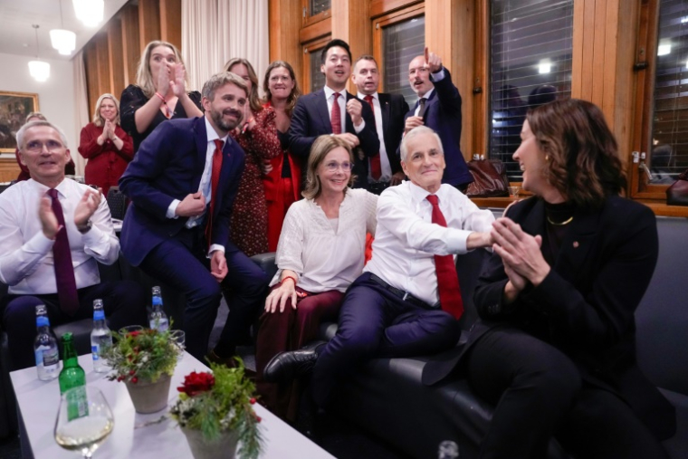 le Premier ministre travailliste Jonas Gahr Støre (2e d) lors de la veillée nocturne dans l'attente du résultat des législatives, à la Maison du peuple à Oslo, le 8 septembre 2025 en Norvège ( NTB / Javad Parsa )