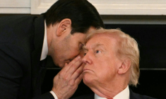 Le secrétaire d'Etat américain Marco Rubio chuchotte à l'oreille du président Donald Trump après lui avoir remis une note, lors d'une réunion à la Maison Blanche, le 8 octobre 2025 à Washington ( AFP / Jim WATSON )