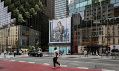 Des piétons passent devant un espace commercial situé au 715-717 Fifth Avenue à New York