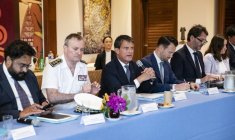 Le ministre des Outre-mer Manuel Valls (C), le Haut commissaire de la République en Nouvelle-Calédonie Jacques Billant (à sa droite), lors d'une rencontre avec les responsables provinciaux et les maires du territoire, le 20  août 2025 à Nouméa.and members of his delegation during a meeting with provincial presidents and mayors of New Caledonia at the High Commission in Noumea, in the French overseas collectivity of New Caledonia, on August 20, 2025. Valls is in New Caledonia in an attempt to rescue the Bougival agreement. The Kanak and Socialist National Liberation Front (FLNKS), New Caledonia's main pro-independence movement, confirmed on August 13 its rejection of the Bougival agreement, signed on July 12 with the French government, which would redefine the institutional future of the archipelago. ( AFP / Delphine MAYEUR )