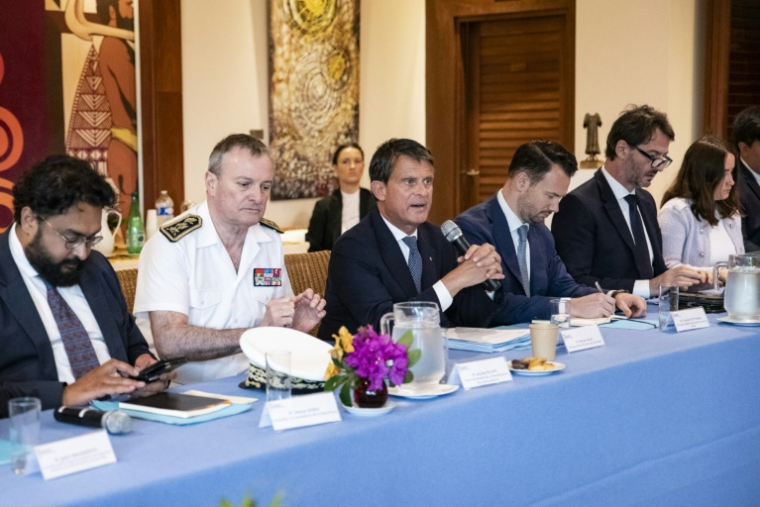 Le ministre des Outre-mer Manuel Valls (C), le Haut commissaire de la République en Nouvelle-Calédonie Jacques Billant (à sa droite), lors d'une rencontre avec les responsables provinciaux et les maires du territoire, le 20  août 2025 à Nouméa.and members of his delegation during a meeting with provincial presidents and mayors of New Caledonia at the High Commission in Noumea, in the French overseas collectivity of New Caledonia, on August 20, 2025. Valls is in New Caledonia in an attempt to rescue the Bougival agreement. The Kanak and Socialist National Liberation Front (FLNKS), New Caledonia's main pro-independence movement, confirmed on August 13 its rejection of the Bougival agreement, signed on July 12 with the French government, which would redefine the institutional future of the archipelago. ( AFP / Delphine MAYEUR )