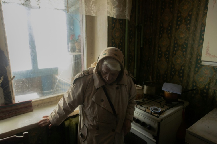 Evguénia Iaromina, 89 ans, dans sa cuisine à Kiev, le 26 janvier 2026 ( AFP / Roman PILIPEY )