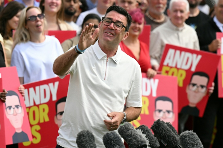 Le député travailliste de Makerfield, Andy Burnham, s'adresse à ses partisans et aux médias au lendemain de sa victoire à l'élection partielle, le 19 juin 2026 à Ashton-in-Makerfield, dans le nord-ouest de l'Angleterre ( AFP / Oli SCARFF )
